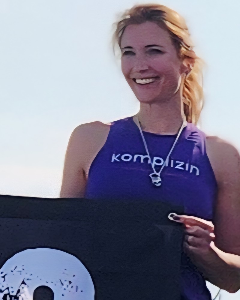 Isabel Keysers im komplizin-Trikot bei einem Hindernislauf