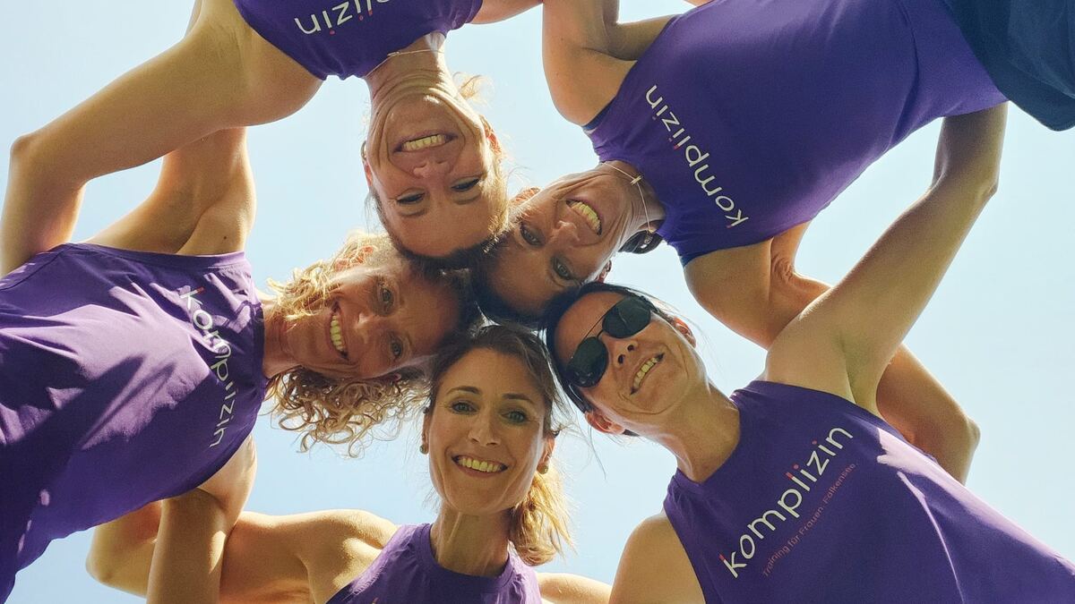 Frauen im komplizin-Trikot beim gemeinsamen Training in Falkensee